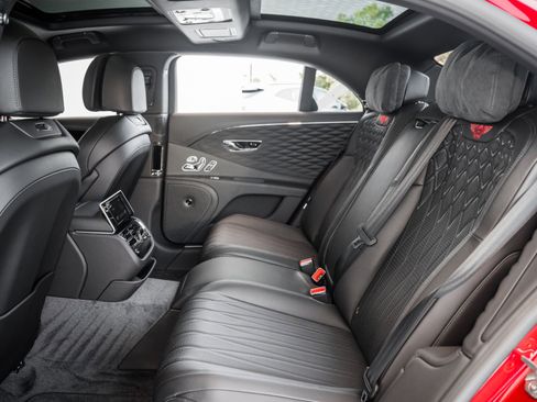 Used 2022 Bentley Flying Spur V8 image 16