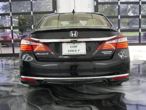 Used 2017 Honda Accord Touring image 4