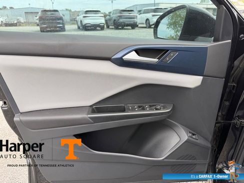 Used 2023 Volkswagen Taos SE w/ Panoramic Sunroof Package image 19