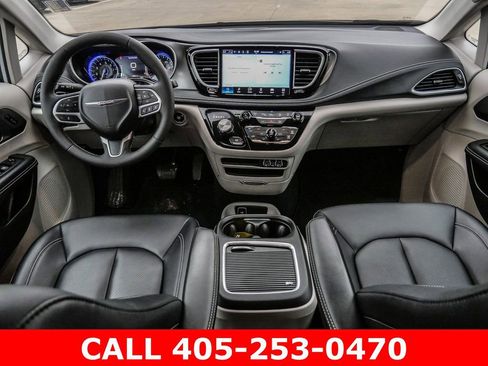 Used 2024 Chrysler Pacifica Touring-L AWD/4WD image 25