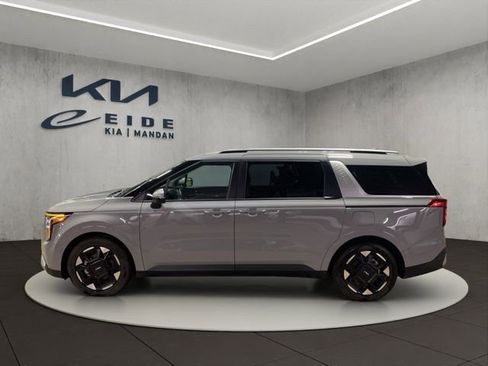 Used 2025 Kia Carnival EX image 3