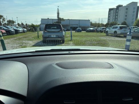 Used 2025 Kia Soul LX w/ LX Technology Package image 17