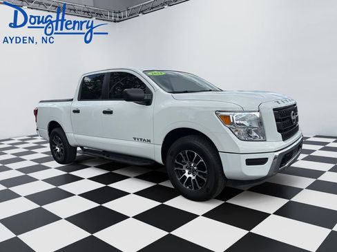 Used 2024 Nissan Titan SV AWD/4WD image 7