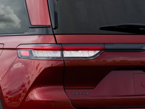 New 2025 Jeep Grand Cherokee Altitude AWD/4WD image 30