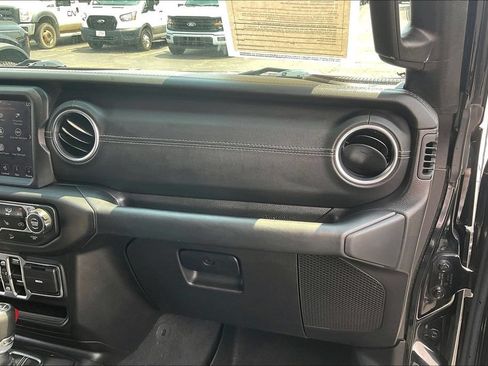 Used 2018 Jeep Wrangler Unlimited Sahara AWD/4WD image 14