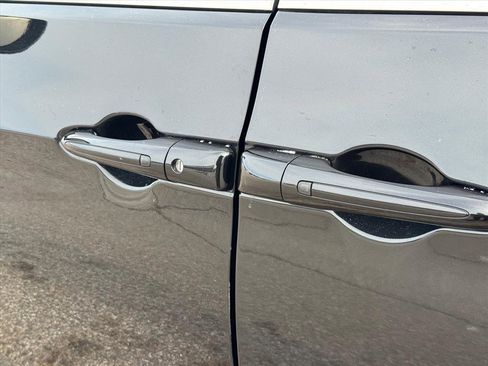 Used 2023 Chrysler Pacifica Touring-L image 8