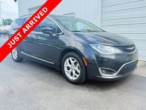 Used 2017 Chrysler Pacifica Touring-L w/ Tire & Wheel Group FWD image 12