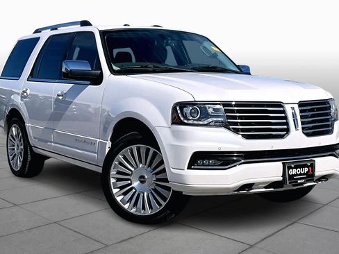 Used 2017 Lincoln Navigator Select image 2