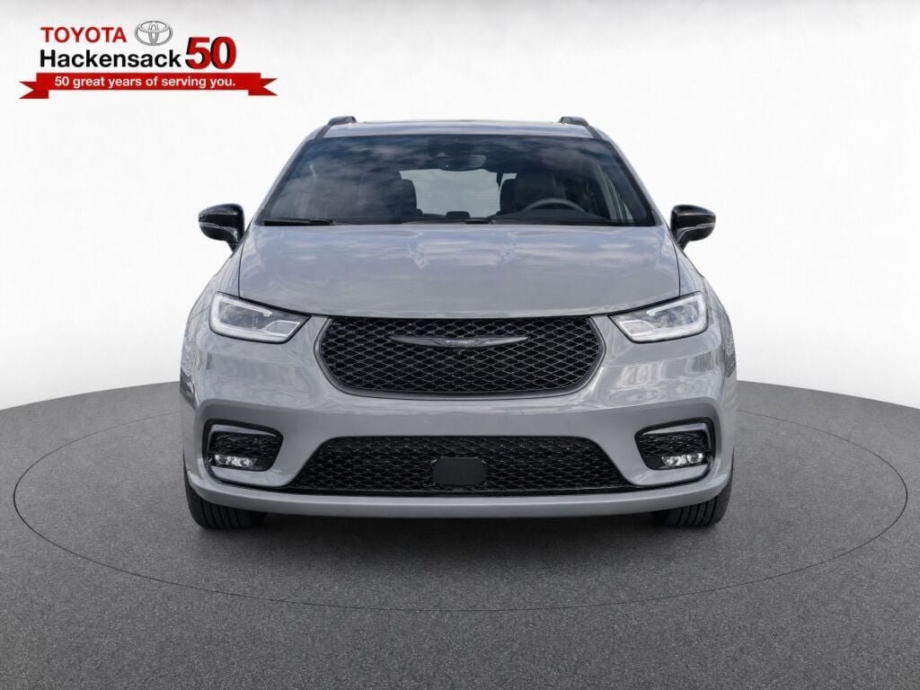 Used 2025 Chrysler Pacifica Limited FWD image 5