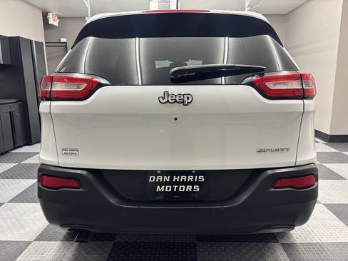 Used 2016 Jeep Cherokee Sport FWD image 9