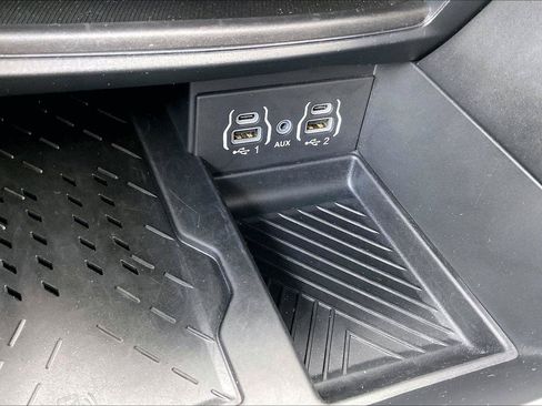 Used 2025 Chrysler Pacifica Limited FWD image 31