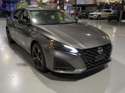 Used 2024 Nissan Altima 2.5 SR w/ SR Premium Package FWD image 5