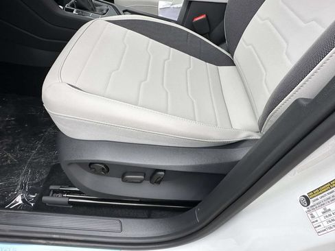 New 2026 Volkswagen Taos SE FWD image 14