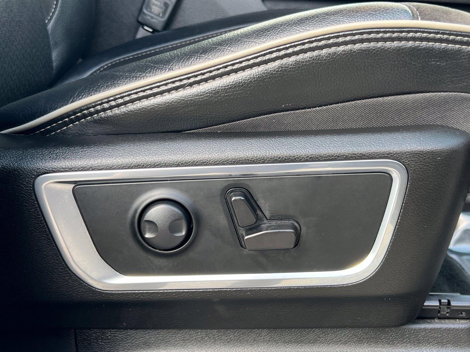 Used 2024 RAM 1500 Laramie AWD/4WD image 25