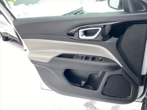 Used 2023 Jeep Compass Limited image 18