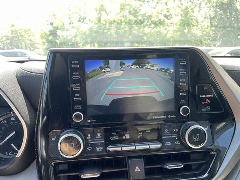 Used 2021 Toyota Highlander XLE AWD/4WD image 18