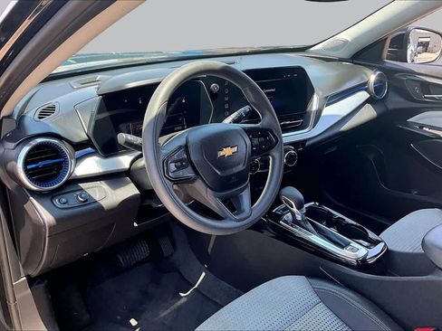 Used 2025 Chevrolet Trax LT FWD image 17