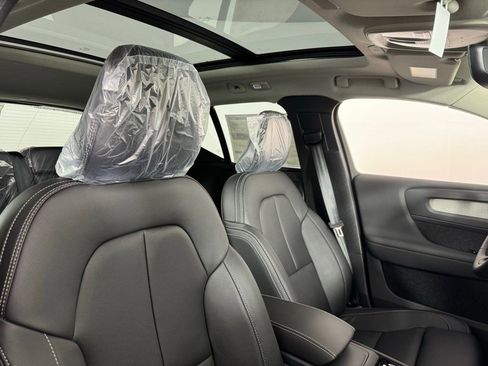 New 2025 Volvo XC40 B5 Ultra w/ Protection Package Premier image 7