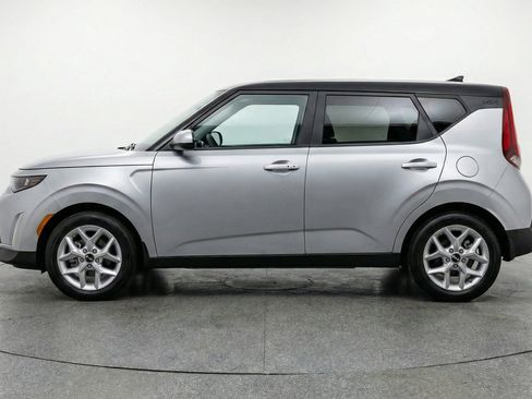 Used 2025 Kia Soul LX w/ LX Technology Package FWD image 5