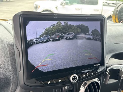 Used 2015 Jeep Wrangler Unlimited Rubicon w/ Connectivity Group AWD/4WD image 30