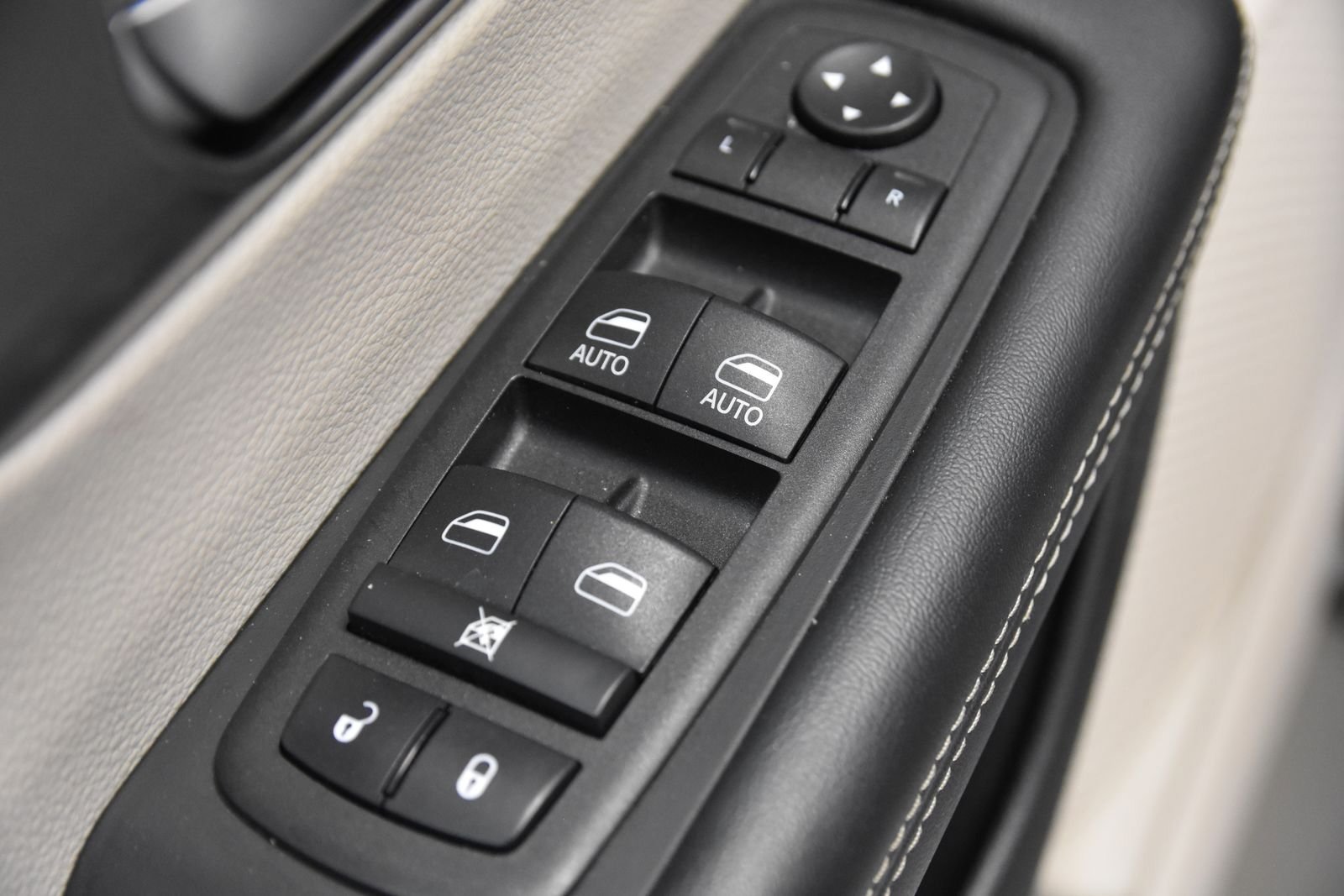 Used 2023 Chrysler Pacifica Touring-L FWD image 13