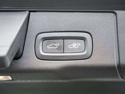 Used 2022 Volvo XC60 T8 Inscription w/ Advanced Package image 11