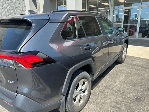 Used 2020 Toyota RAV4 XLE w/ Convenience Package FWD image 4