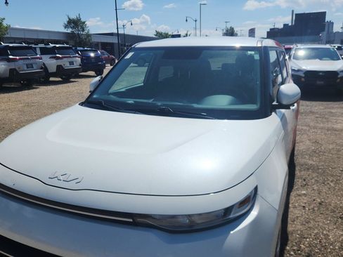Used 2022 Kia Soul LX FWD image 2