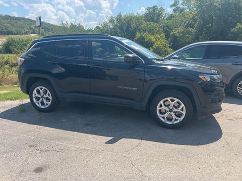 Used 2025 Jeep Compass Latitude w/ Sun & Sound Group AWD/4WD image 1
