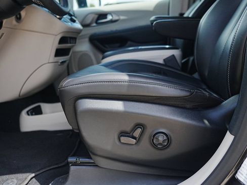 Used 2023 Chrysler Pacifica Touring-L FWD image 21