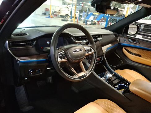 Certified 2025 Jeep Grand Cherokee Summit AWD/4WD image 17