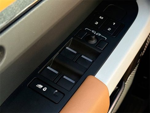 Used 2023 Land Rover Defender 130 First Edition image 21