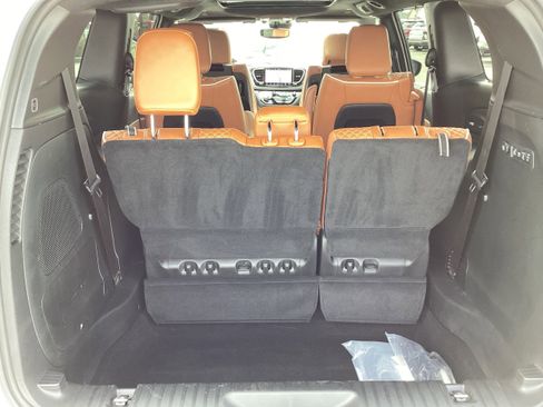 Used 2025 Chrysler Pacifica Pinnacle w/ Trailer Tow Group FWD image 15