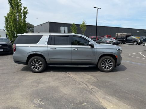 Used 2023 Chevrolet Suburban LT w/ Luxury Package AWD/4WD image 4