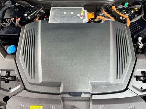 Used 2021 Audi e-tron Prestige w/ Prestige Package image 29