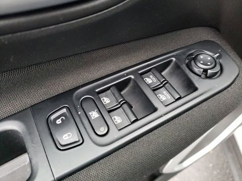 Used 2019 Jeep Renegade Latitude w/ Cold Weather Group image 18