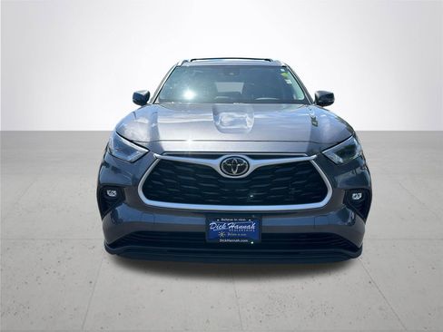 Used 2022 Toyota Highlander XLE AWD/4WD image 3