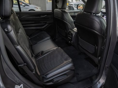 Used 2024 Jeep Grand Cherokee L Laredo image 32