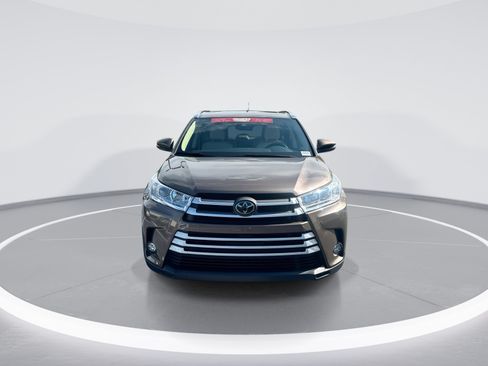 Used 2019 Toyota Highlander XLE FWD image 3