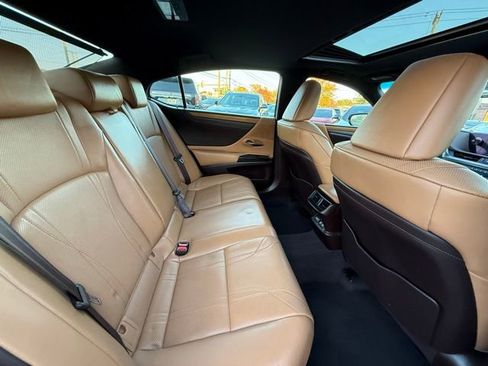 Used 2019 Lexus ES 300h w/ Luxury Package image 27