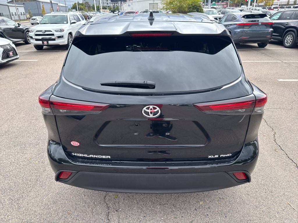 Used 2024 Toyota Highlander XLE AWD/4WD image 6