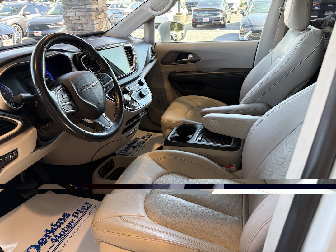 Used 2021 Chrysler Pacifica Touring-L FWD image 2