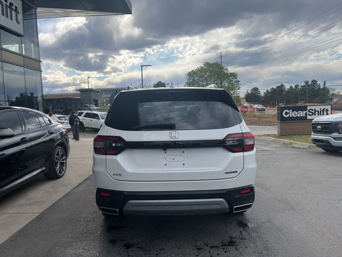 Used 2025 Honda Pilot Touring image 5