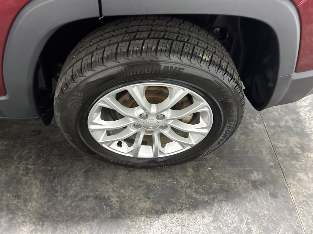 Used 2019 Jeep Cherokee Latitude w/ Cold Weather Group FWD image 19