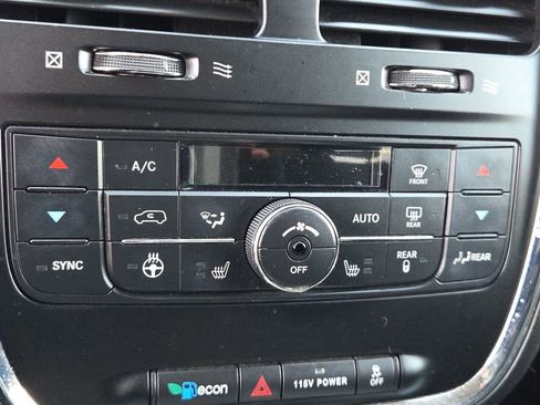 Used 2015 Chrysler Town & Country Limited Platinum image 27