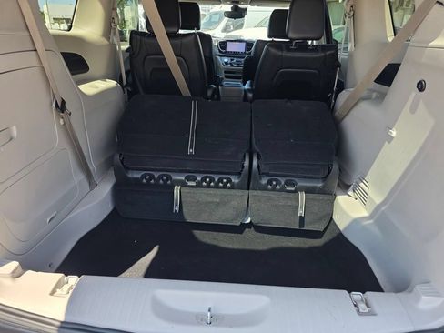 Certified 2024 Chrysler Pacifica Limited FWD image 19