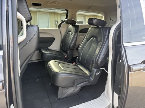 Used 2023 Chrysler Pacifica Touring-L image 29