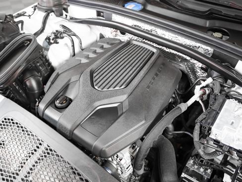 Certified 2025 Porsche Macan image 12