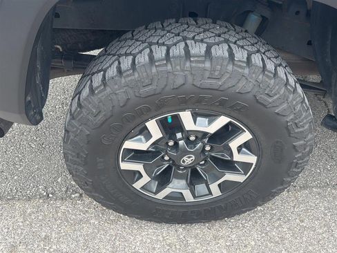 Used 2019 Toyota Tacoma TRD Off-Road w/ Technology Package AWD/4WD image 9