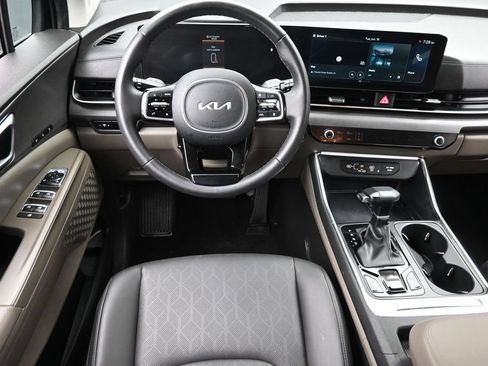 Used 2025 Kia Carnival EX FWD image 16